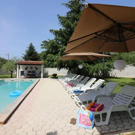 Ferienhaus-mit-pool-in-porec-melisa-5 Hotel 3*